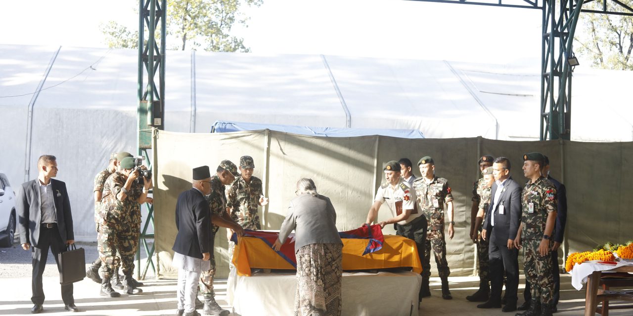 विपीन जोशीको शव नेपाल ल्याइयो, प्रधानमन्त्री कार्कीद्वारा राष्ट्रिय झण्डा ओढाएर श्रद्धाञ्जली