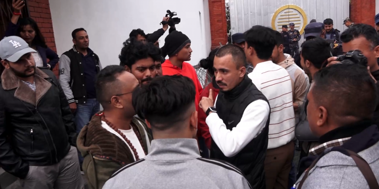 त्रिपक्षीय छलफलमा भाग लिन नपाएपछि बालुवाटारमा युवाहरुको नाराबाजी