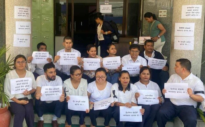 आइतबार बसेको बोर्ड बैठकले निकास नदिएपछि बोर्ड कर्मचारीले दिए आन्दोलनलाई निरन्तरता