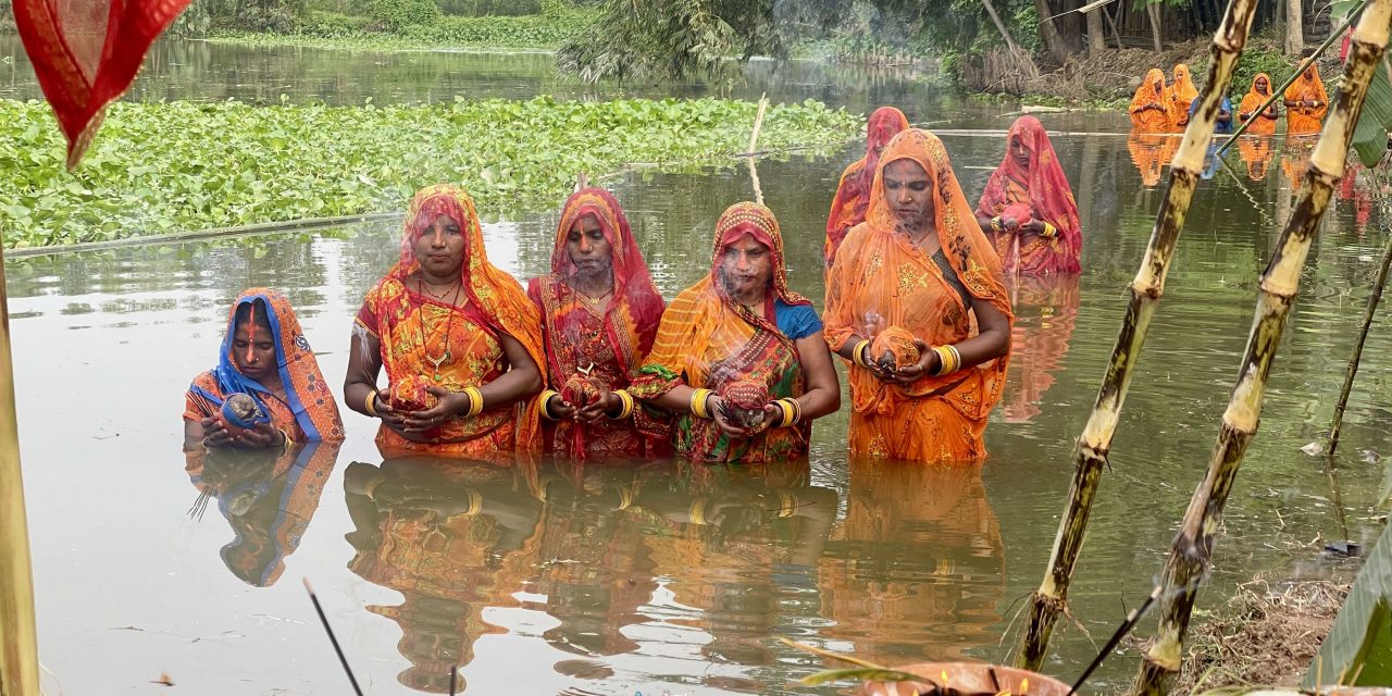 छठ : अस्ताउँदो सूर्यलाई पूजाआराधना गरी अर्घ्य दिइयो