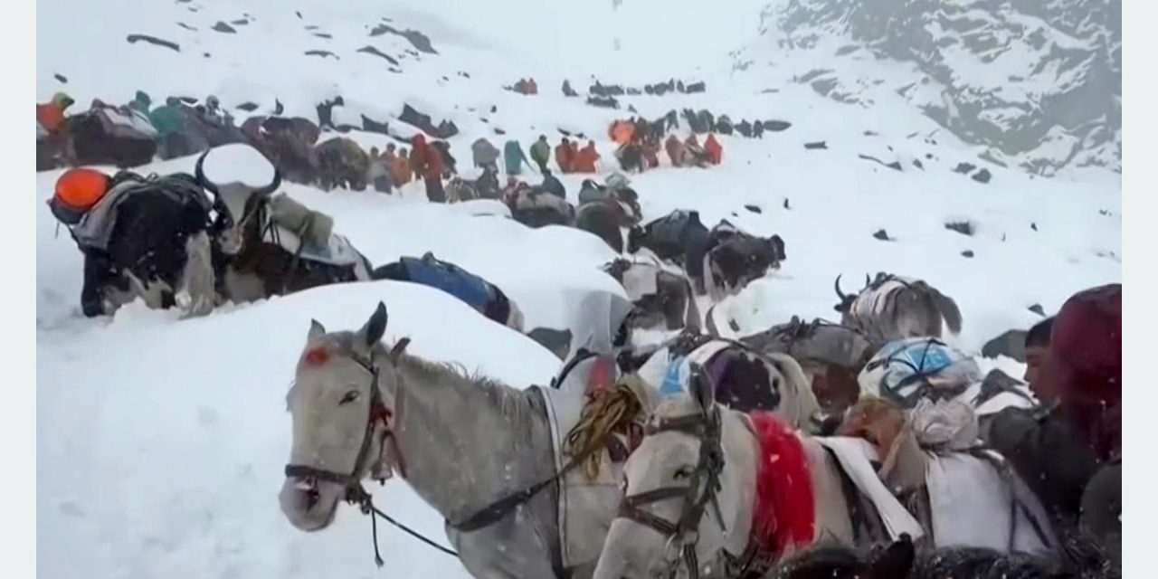 हिम आँधीले सगरमाथामा सयौँ पर्वतारोही फसे, उद्धार जारी