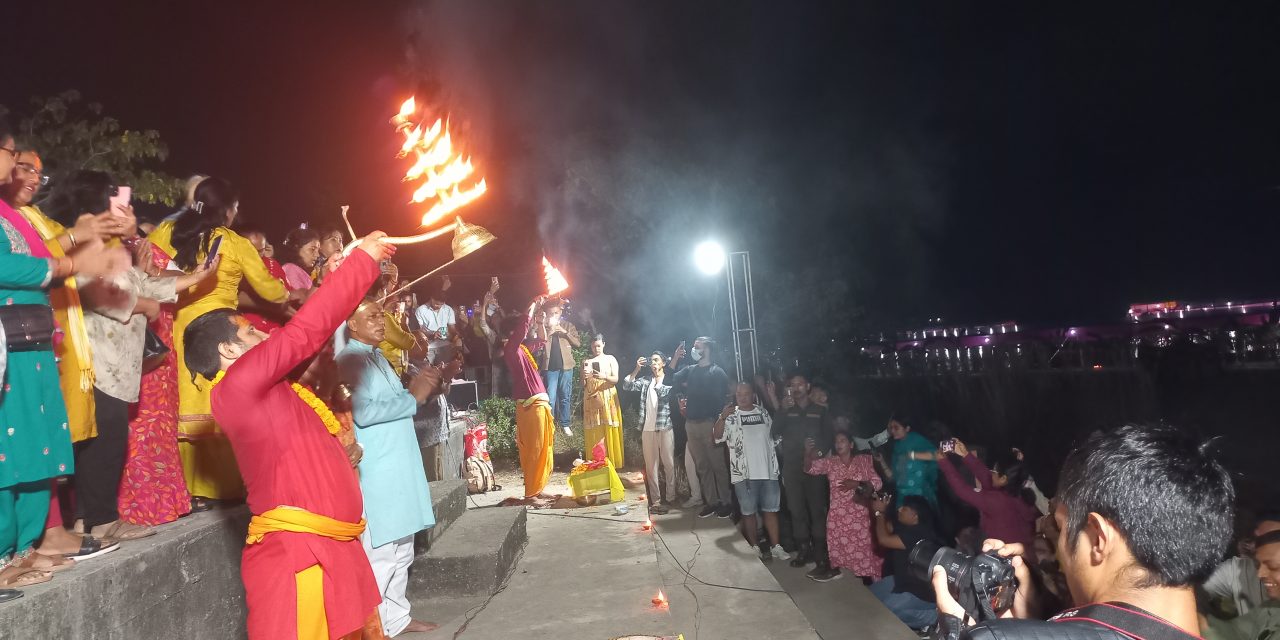 मेची नदीमा अस्ताउँदो सूर्यलाई अर्घ्य दिई मनाइयो छठ