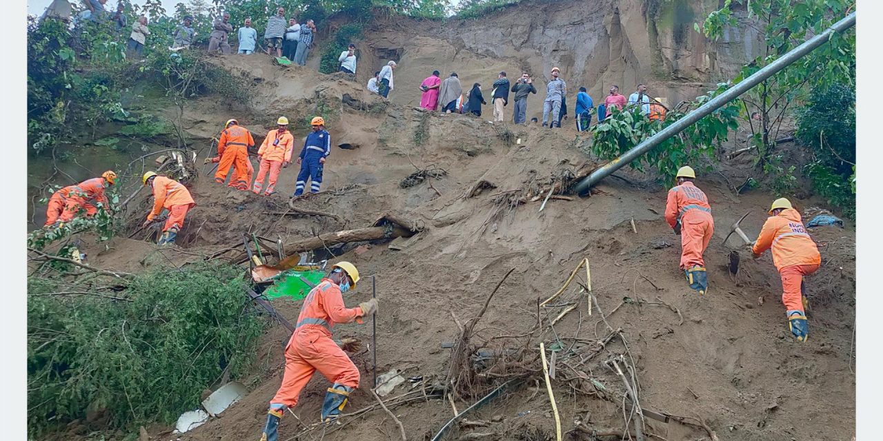 हिमाचलमा भीषण भूस्खलन, बसमा ठोक्किँदा १५ जनाको निधन