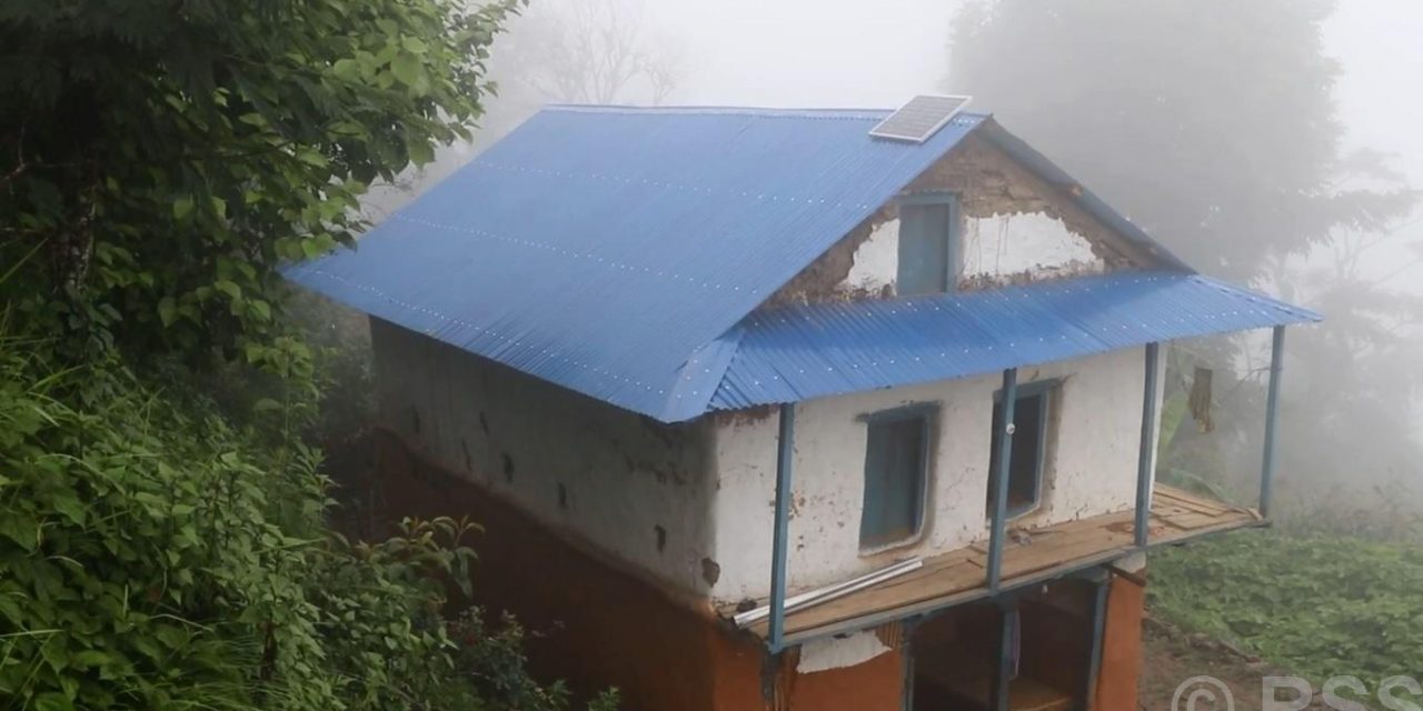 हतुवागढीका विपन्न परिवारलाई जस्तापाताको छानो
