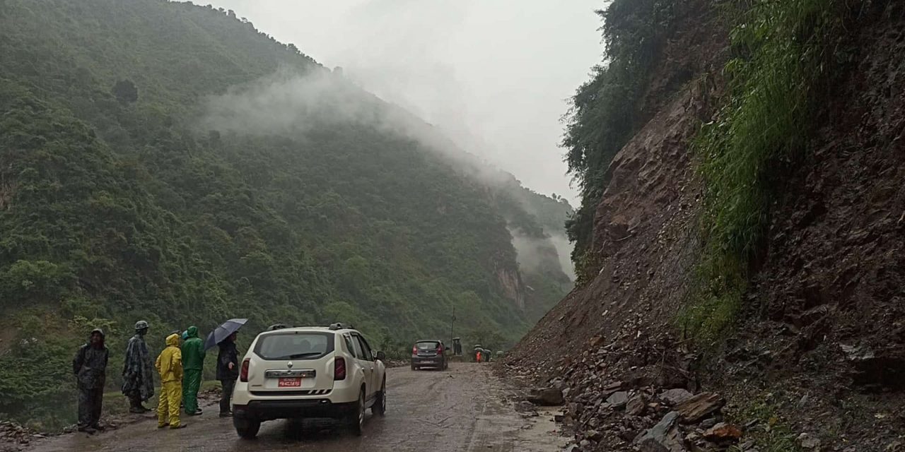 जवाङखोला पहिरो पन्छाई पृथ्वी राजमार्गमा यातायात सञ्चालन