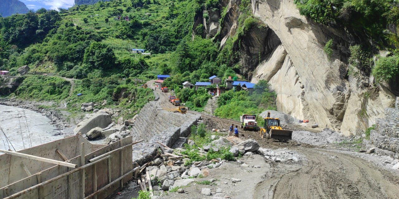 मनाङ-लमजुङ सडकमा राति सवारीसाधन चलाउन रोक