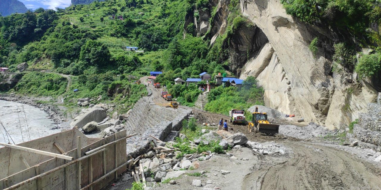 आजदेखि मनाङ–लमजुङ सडकमा रातिमा सवारीसाधन चलाउन रोक