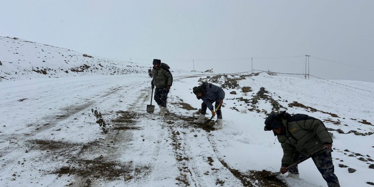 सडकको हिउँ पन्छाएर पदयात्रीलाई सहजीकरण गर्दै सशस्त्र प्रहरी