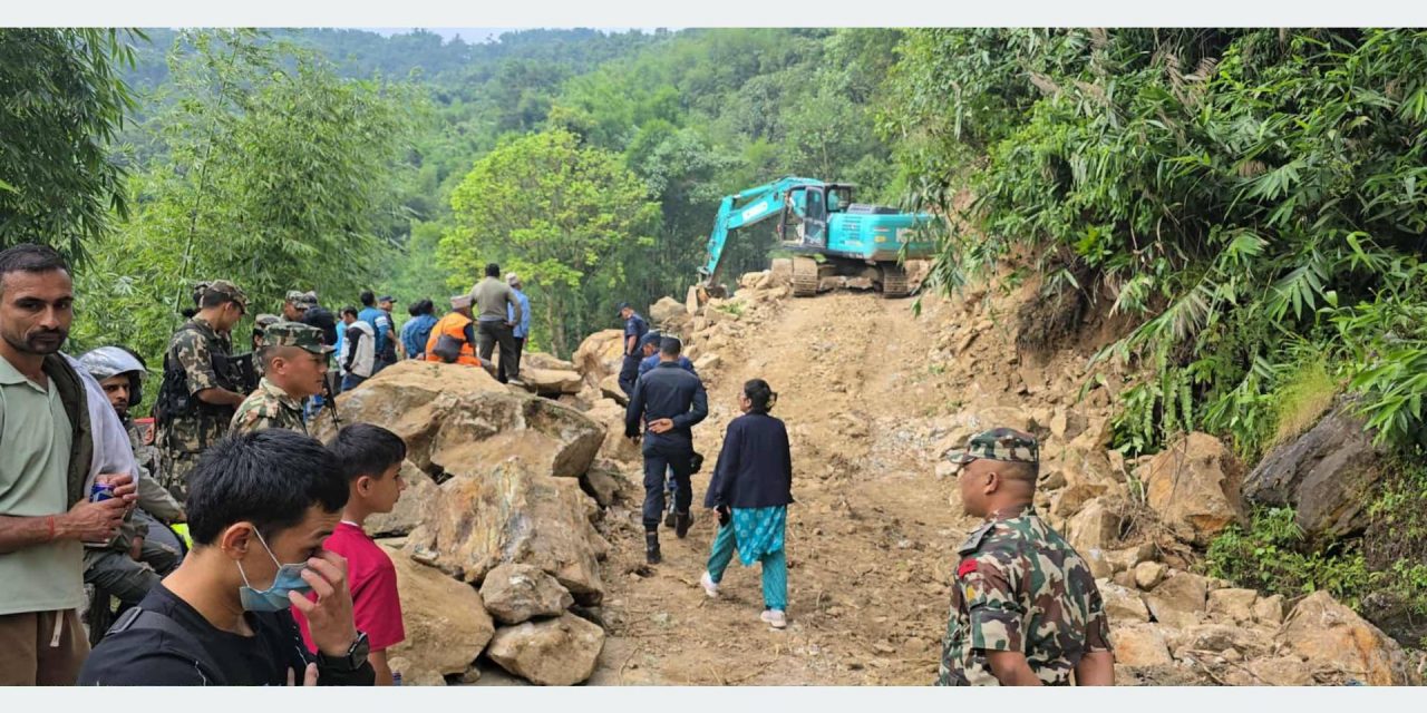 निरन्तर वर्षाका कारण मेची राजमार्ग अवरुद्ध