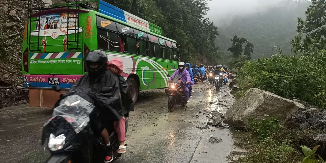 नारायणगढ–मुग्लिन सडकको तुइन खोलामा ढुङ्गासहितको पहिरो खस्दा सवारी आवागमन प्रभावित