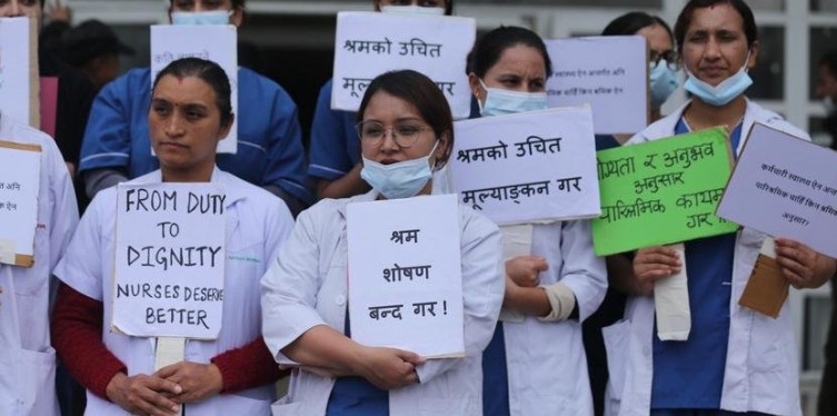 सरकारी सरह सेवा सुविधा पाउनुपर्ने माग गर्दै नर्सहरूले गरे विरोध प्रदर्शन