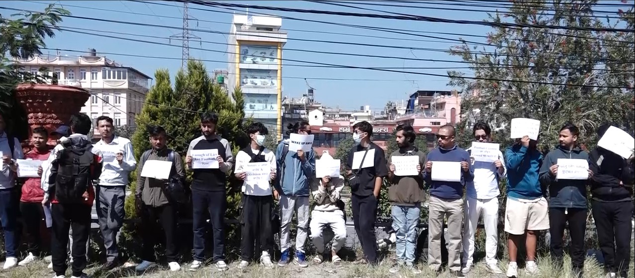 ए डिभिजन लिगको माग गर्दै एन्फा अगाडि फुटबल समर्थकहरूको प्रदर्शन