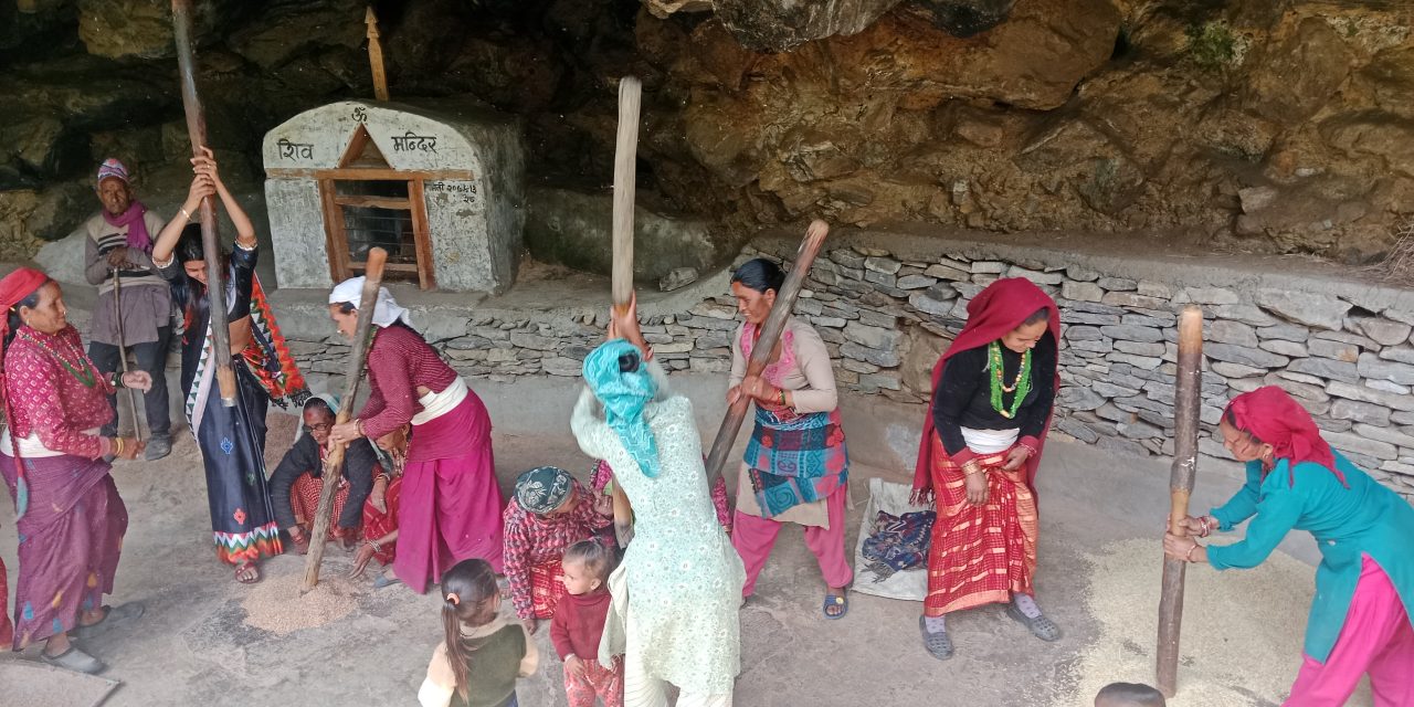 हराउँदै धान कुट्ने ओखल