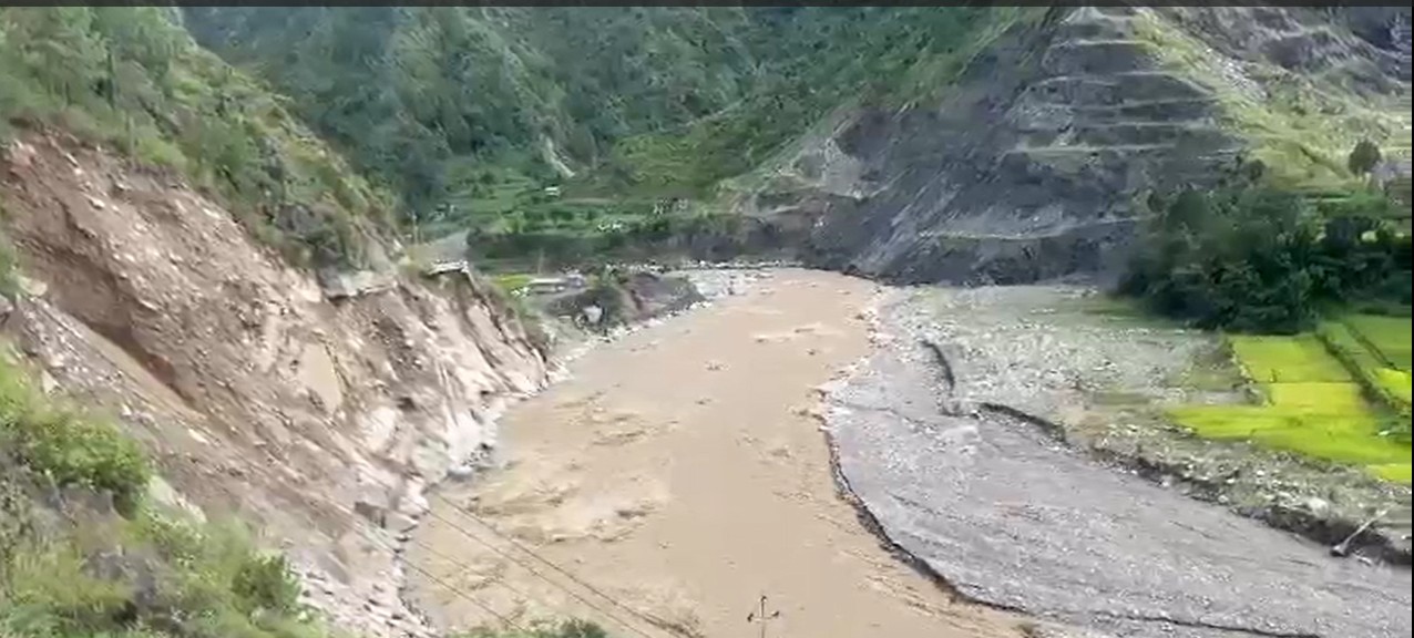 विपी राजमार्गका विभिन्न स्थानमा पहिरो र खोलाको कटानका कारण सडक अवरुद्ध