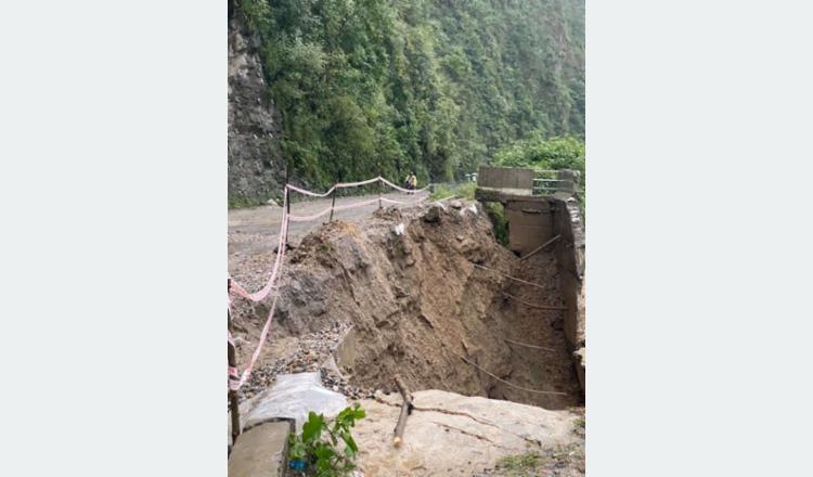 शनिबार बिहानैदेखि परेको वर्षाका कारण पृथ्वीराजमार्गको आँबुखैरेनीमा सडक भासियो