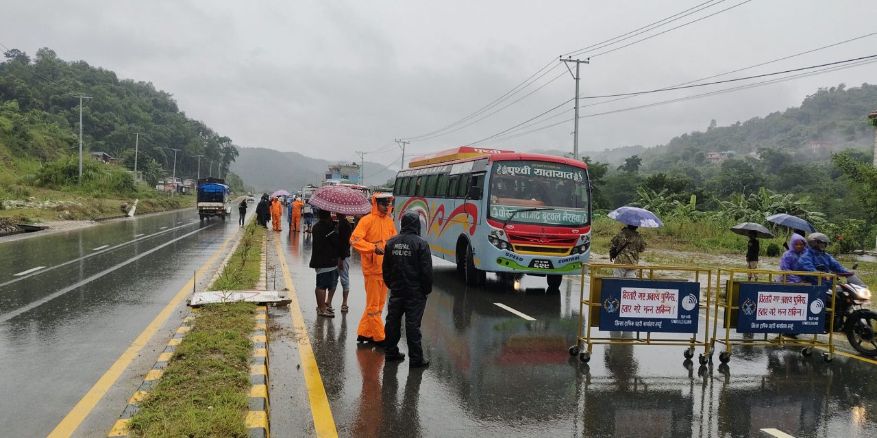 अविरल वर्षाका कारण देशभरका ६ सडकमार्गमा आवागमन रोकियो