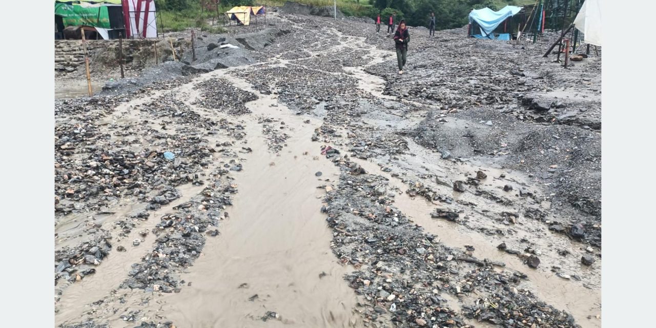 वर्षातमा लोकमार्गका यात्रुलाई सास्तीनै सास्ती