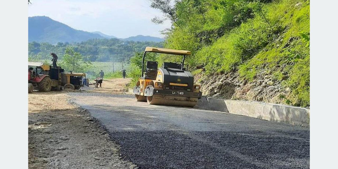 तनहुँका स्थानीय तहद्वारा १५ किलोमिटर सडक कालोपत्र