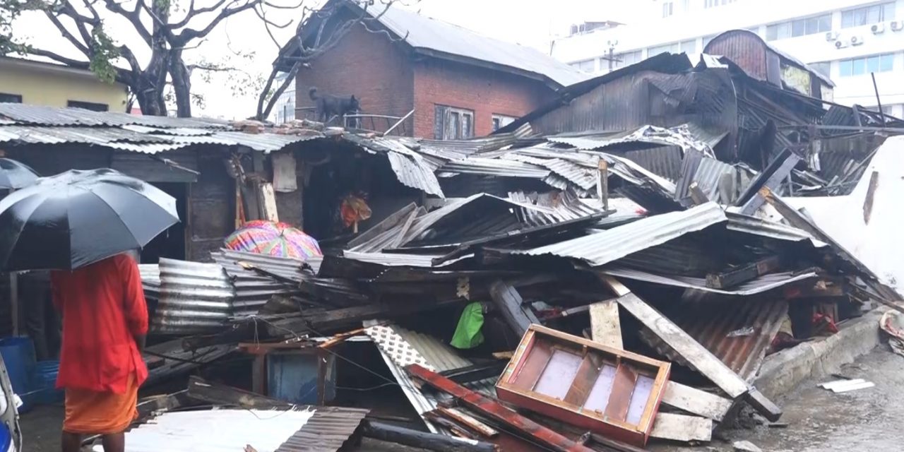 थापाथली क्षेत्रका अनाधिकृत संरचनामाथि काठमाडौँ महानगरको डोजर
