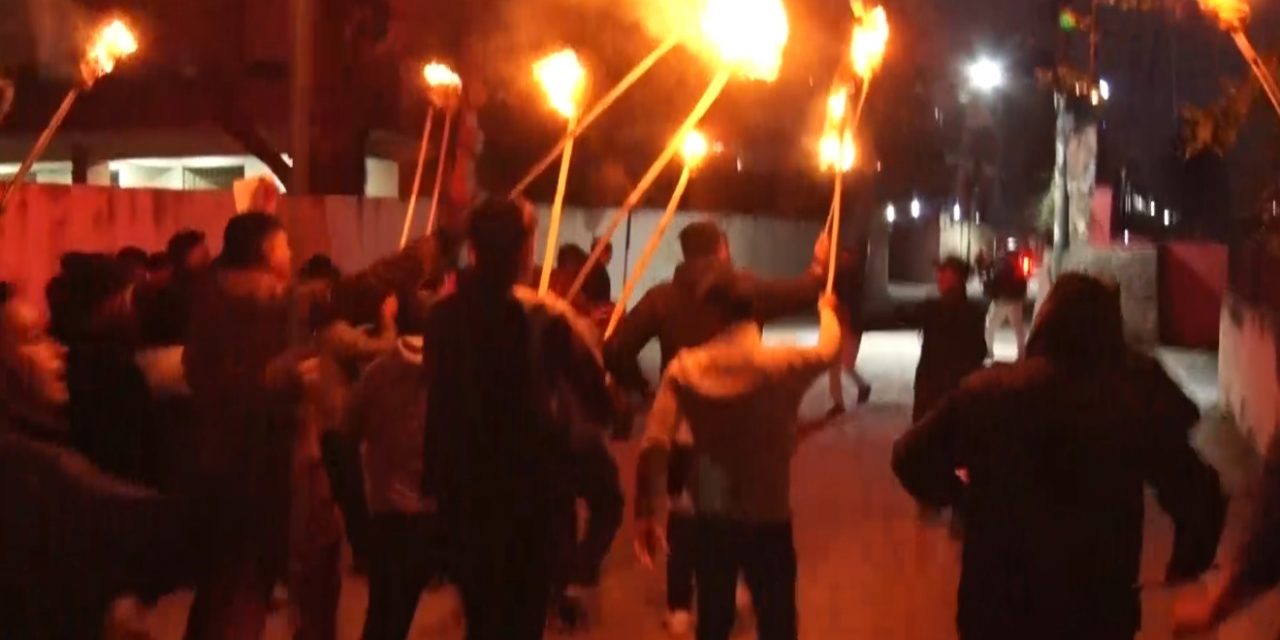 काठमाडौँमा एमाले निकट अनेरास्ववियुले निकाल्यो मसाल जुलुस