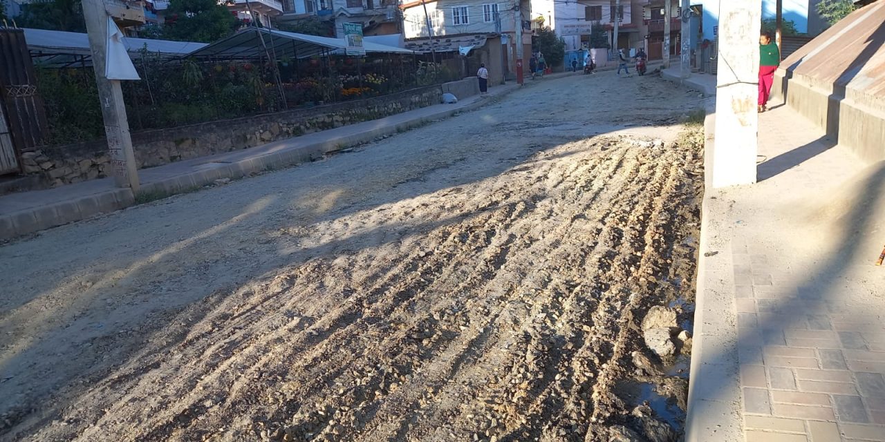 पशुपतिनाथ र बौद्धनाथ जोड्ने सडकमा ‘अस्फाल्ट प्रविधि’ को कालोपत्र