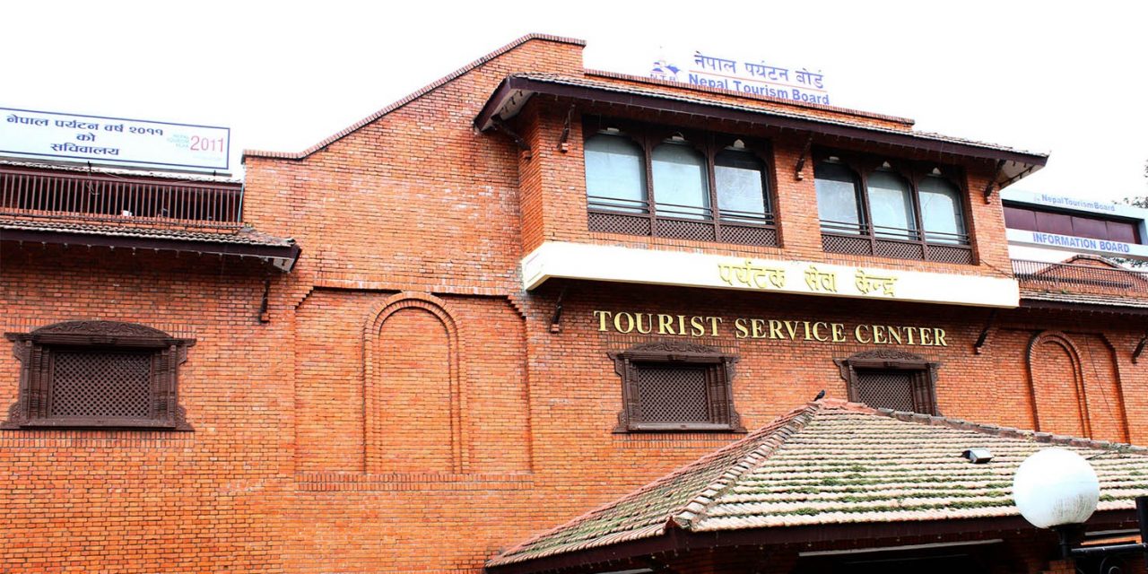 आरोहीको सुरक्षाका लागि बोर्डद्वारा उद्धार सामग्री हस्तान्तरण