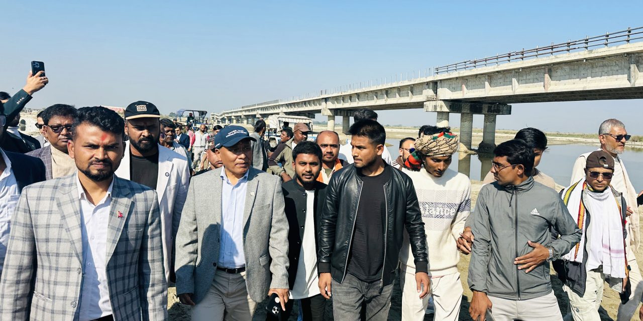 मन्त्री घिसिङद्वारा कमला नदीमा निर्माणाधीन पुलको स्थलगत अनुगमन