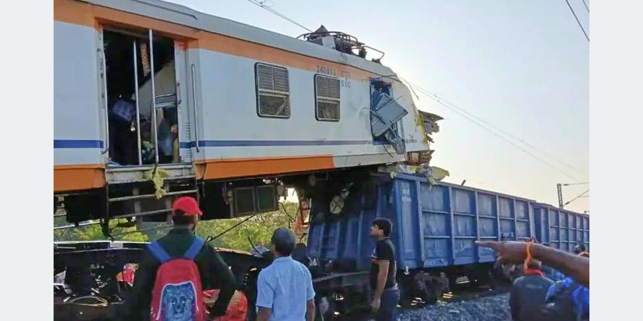  भारतमा रेल दुर्घटना : यात्रु र मालवाहक रेल ठोक्किँदा कम्तीमा ११ जनाको निधन