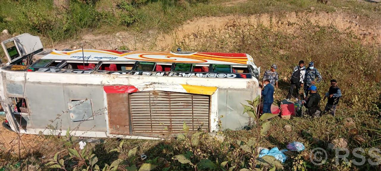 मध्यविन्दुमा बस दुर्घटना हुँदा २० जना घाइते