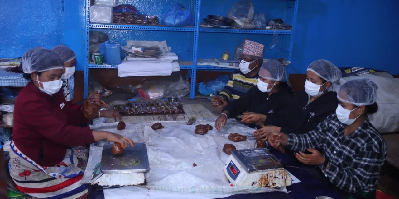 तराईबाट सख्खर ल्याएर परम्परा धान्दै टोखाका चाकु व्यवसायी