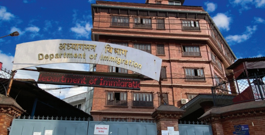गैरकानुनी अभ्यास गर्ने अध्यागमनका दुई अधिकृतमाथि छानबिन जारी