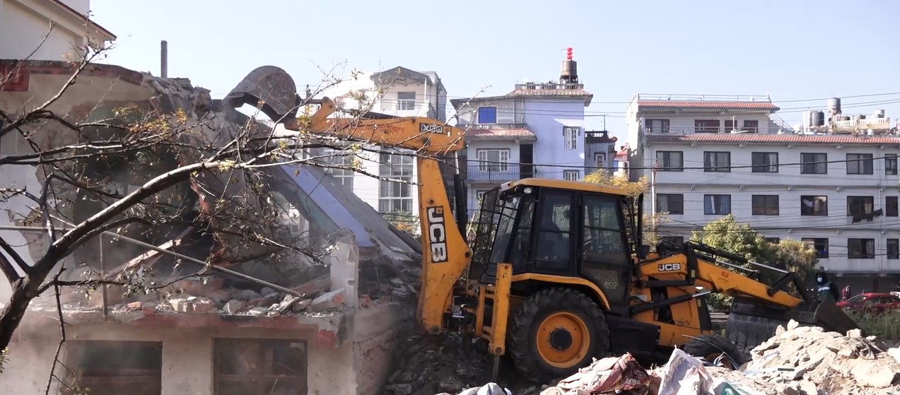 देवीनगरमा अतिक्रमित संरचना हटाउँदै महानगर, भद्रकुमारी स्पोर्ट्स पार्क निर्माणको बाटो खुल्यो