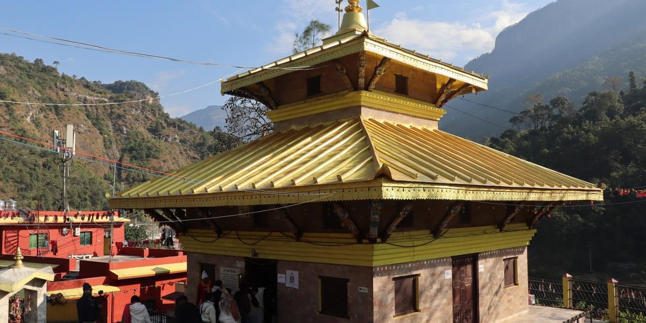 गलेश्वर मन्दिरको गजुरमा बमबहादुरले लगाए सुनको जलप 