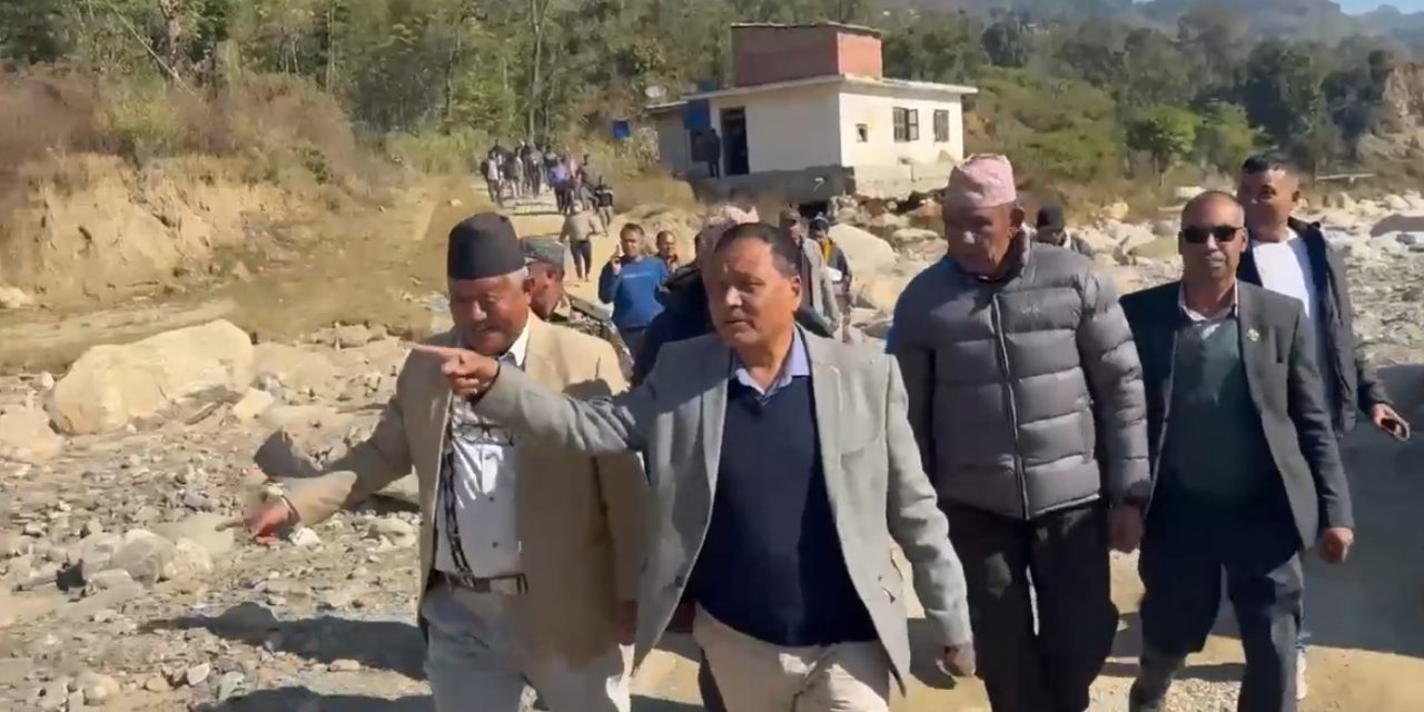 मन्त्री कुलमान घिसिङद्वारा काभ्रेको रोशी खोलाले पुर्याएको क्षतिको निरीक्षण