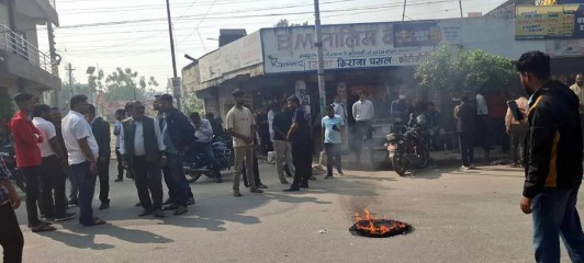 मुख्यमन्त्री नियुक्तिको विरोधमा मधेश भवन अगाडि तोडफोड