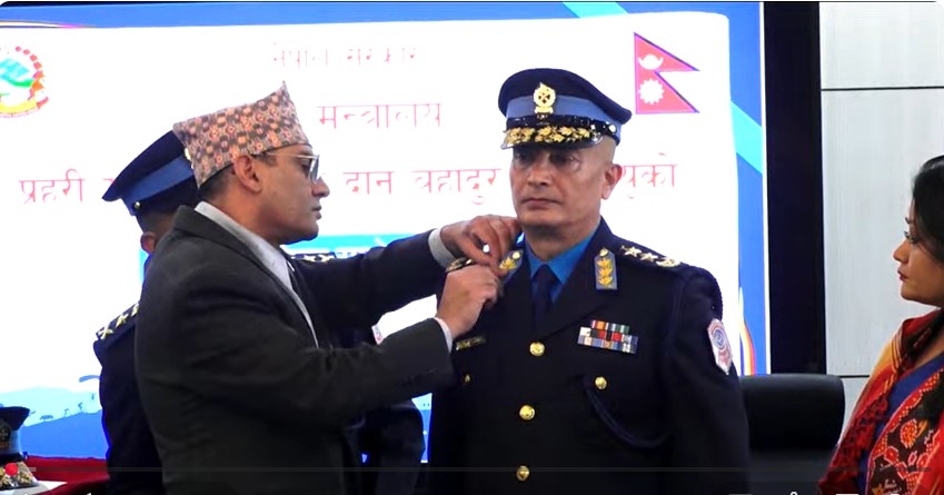 प्रहरी महानिरीक्षक कार्कीले लगाए दर्ज्यानी चिह्न, दर्ज्यानी चिह्न लगाएपछि बोल्दाबोल्दै भक्कानिए