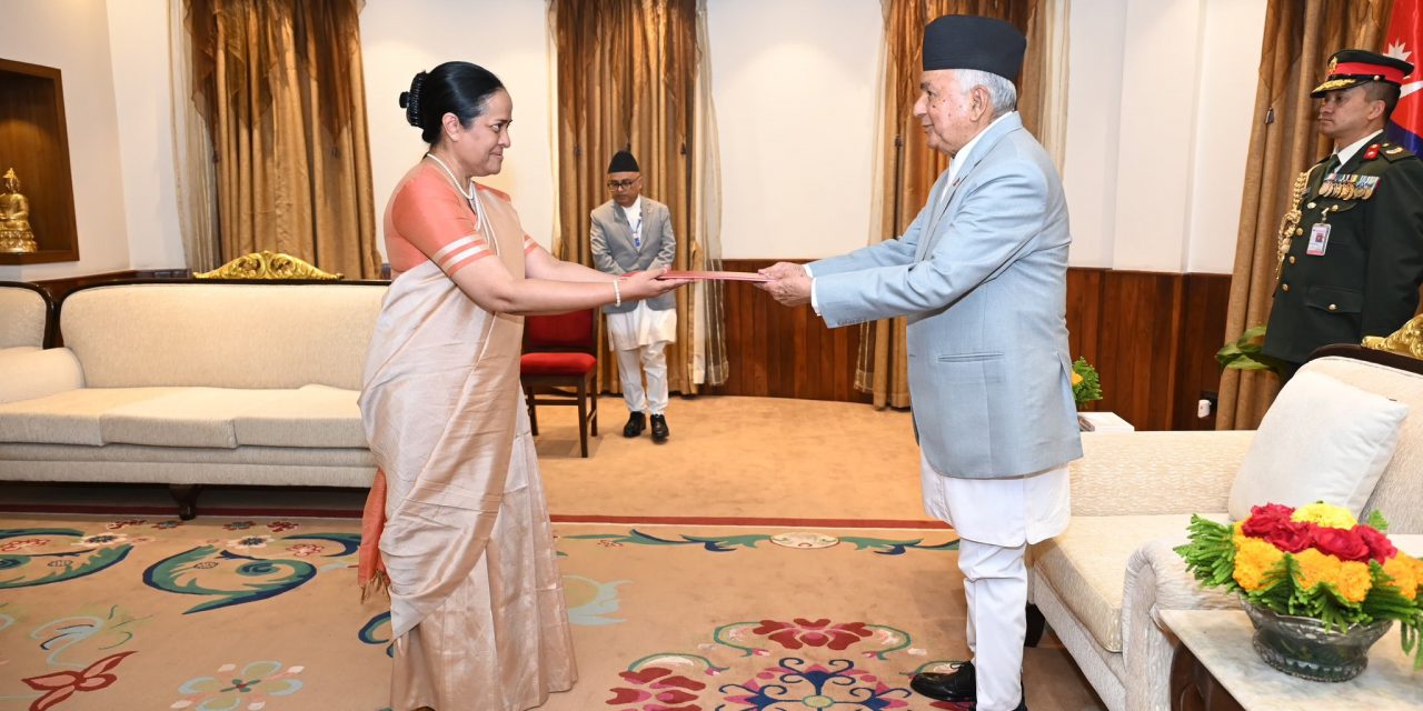 राष्ट्रपतिसमक्ष चार राजदूतद्वारा ओहोदाको प्रमाणपत्र पेस