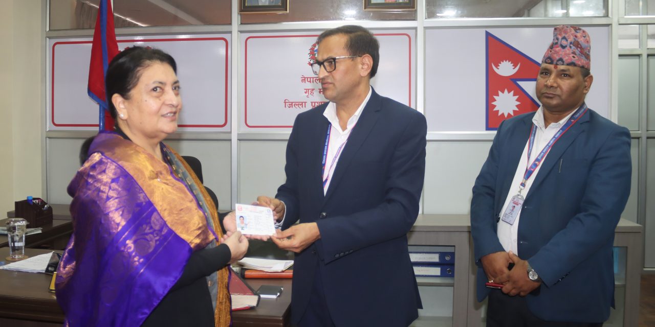 नागरिकताको प्रतिलिपी लिँदै पूर्वराष्ट्रपतिले भनिन् : निर्वाचनको वातावरण बनाउन सरकार लाग्नुपर्छ
