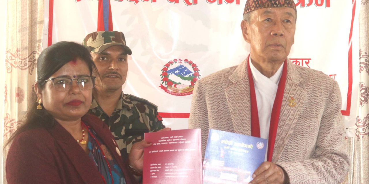 प्रदेश प्रमुख खापुङसमक्ष मधेसी आयोग वार्षिक प्रतिवेदन पेस