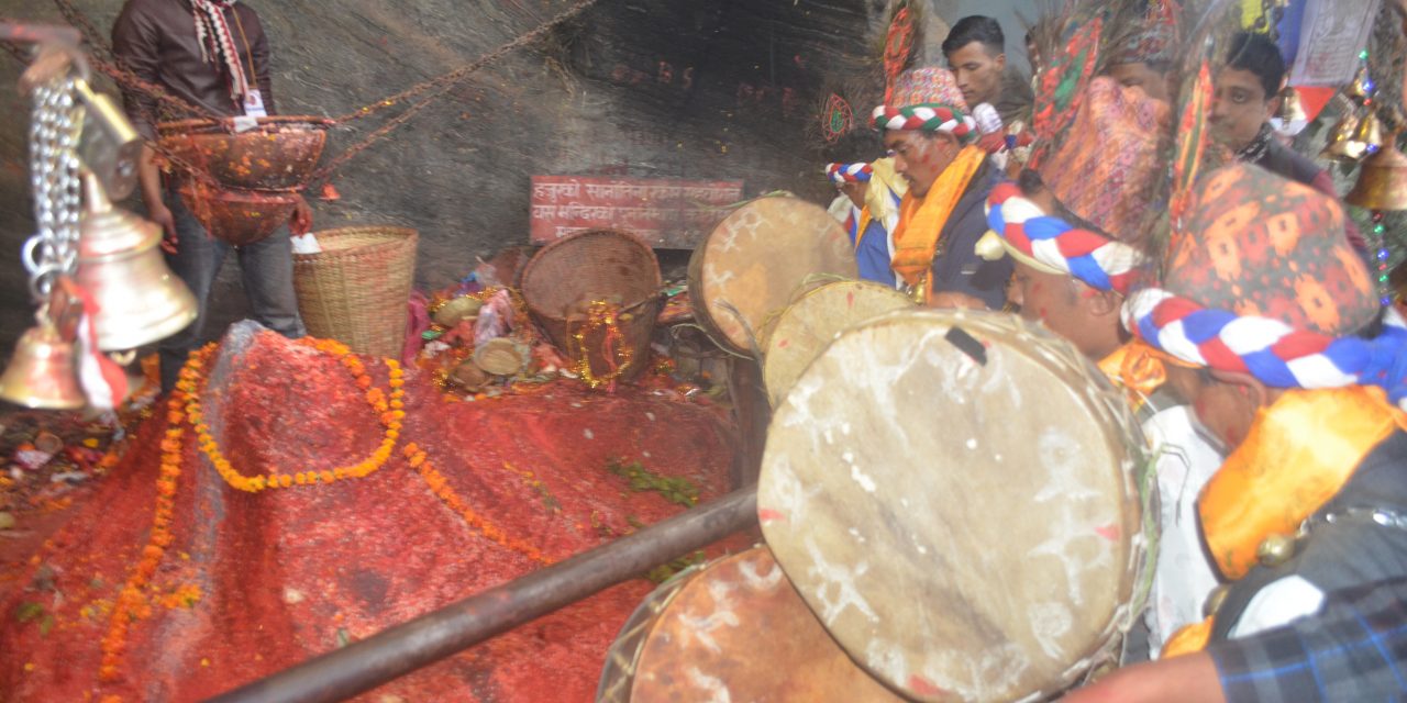 दुप्चेश्वर महादेव मन्दिरमा भक्तजनको घुइँचो