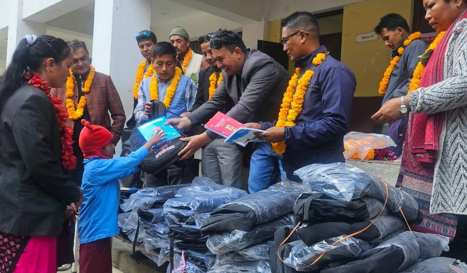 रुद्राक्ष समाजद्वारा मकवानपुरको प्रसिद्ध माविका विद्यार्थीलाई शैक्षिक सामाग्री प्रदान