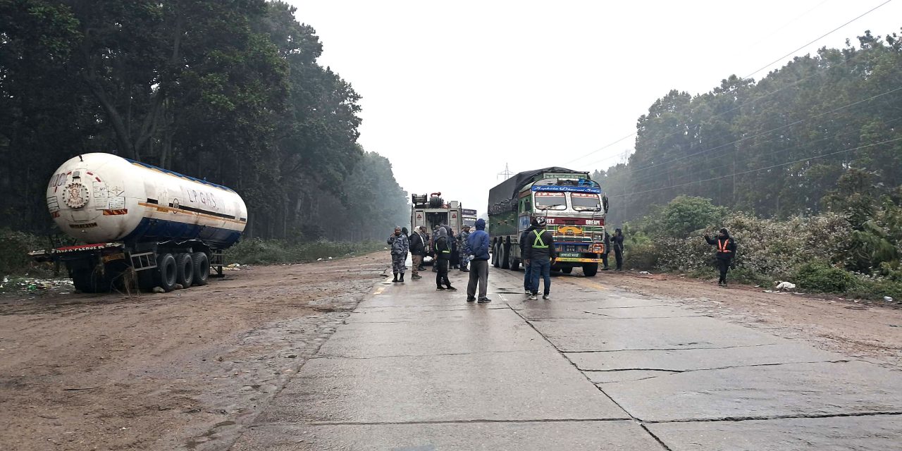 अवरुद्ध महेन्द्र राजमार्ग २४ घण्टापछि सञ्चालन