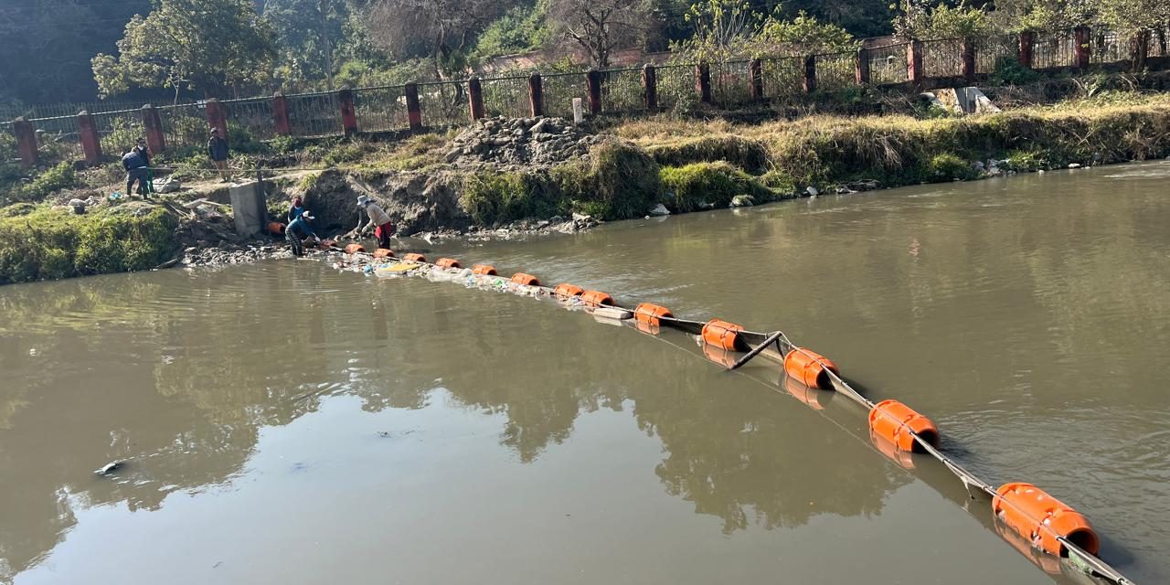 वाग्मतीमा तैरिने फोहर पदार्थ सङ्कलन गर्न ‘ट्रास बेरियर’