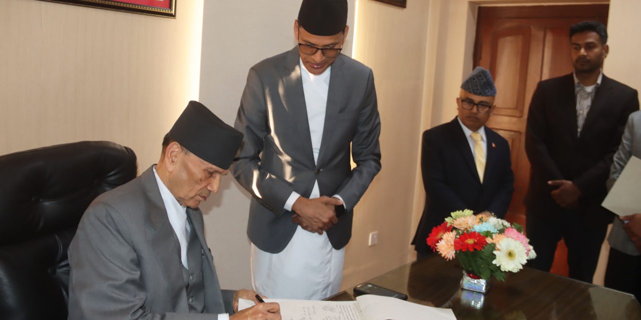 पदबहाली गर्दै नवनियुक्त परराष्ट्रमन्त्रीले भने : निर्वाचनका लागि छिमेकीसँग सहकार्यका आवश्यक काम गर्नेछु