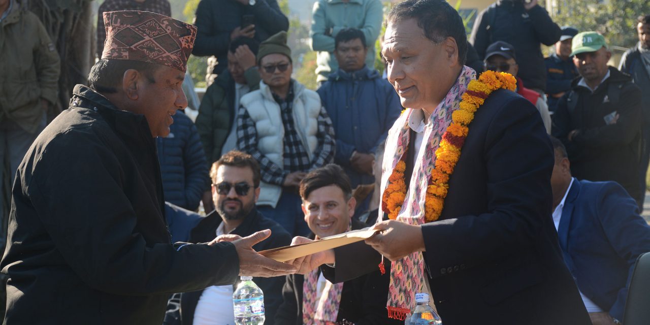 तीन मन्त्रालयको जिम्मा सम्हालेका घिसिङलाई ज्ञापनपत्र