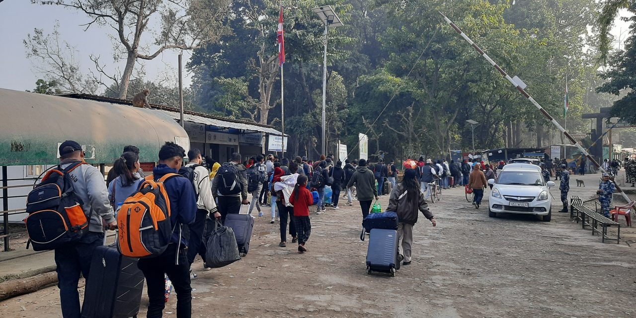 बिसुपर्व मनाउन घर फर्कँदै नेपाली
