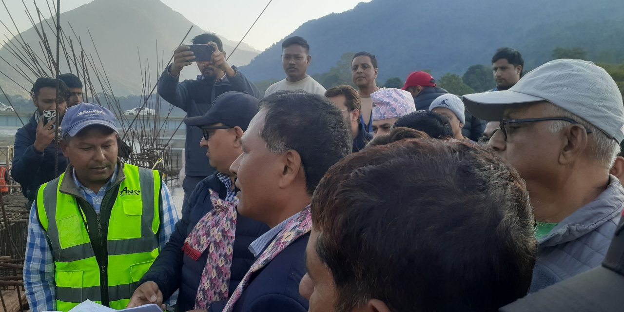 मन्त्री घिसिङद्वारा निर्माणाधीन चार लेनको पुलको निरीक्षण