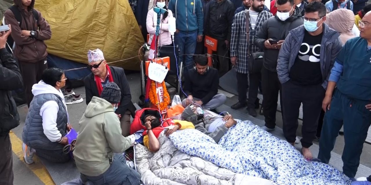 अनसनरत निकोलस भुसालको स्वास्थ्यमा समस्या, उपचारका लागि वीर अस्पताल लगियो