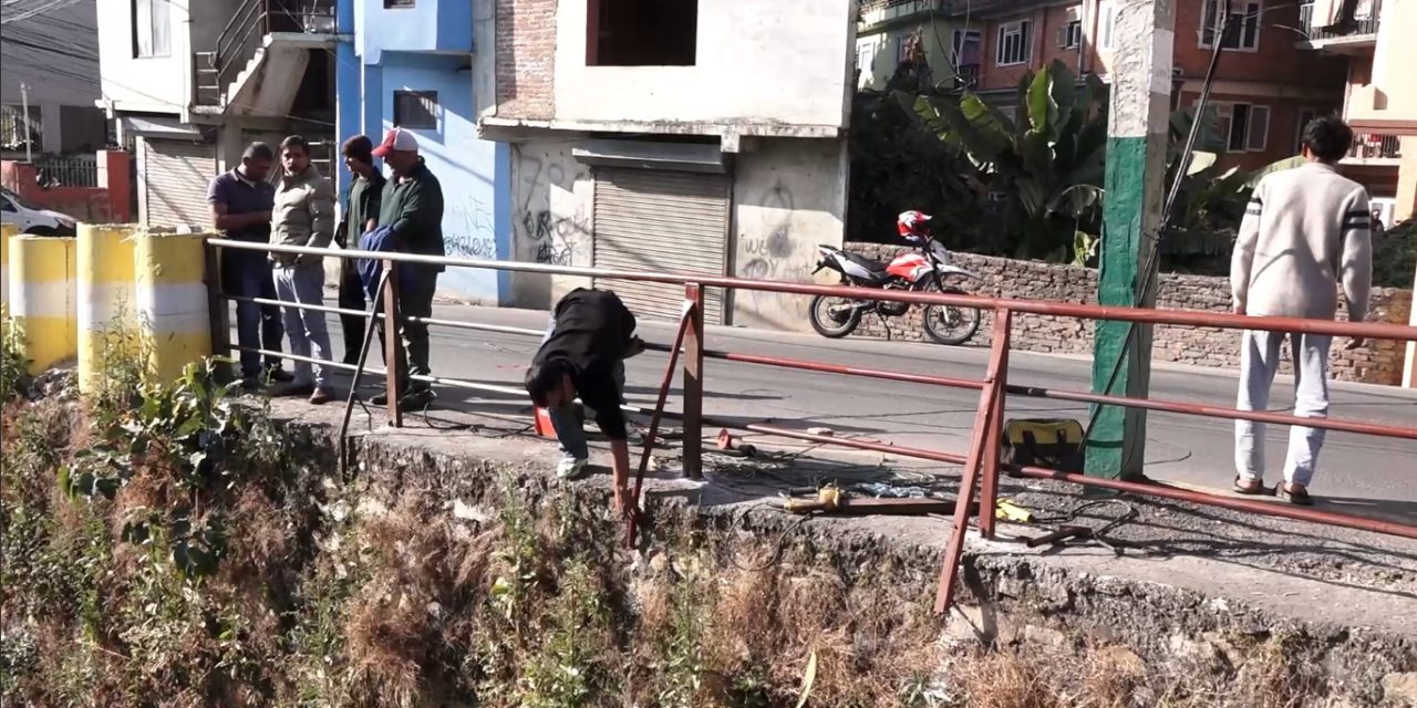 धोबीखोला करिडोरमा बारम्बार दुर्घटना हुनथालेपछि स्थानीयद्वारा रेलिङ लगाउन सुरु