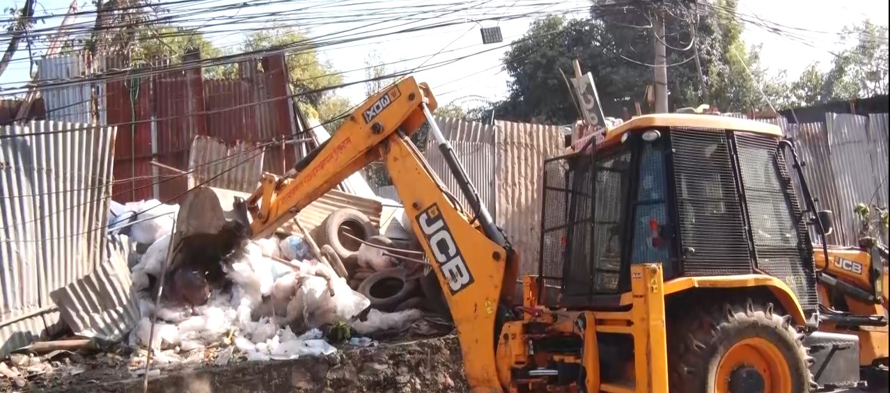 रानीवारी क्षेत्रमा रहेका कवाडी संकलन केन्द्रमा महानगरले चलायो डोजर
